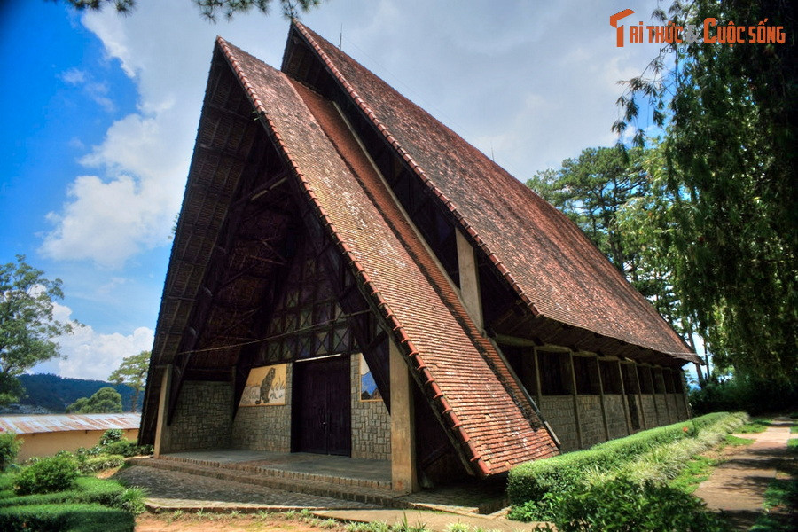 Phục vụ đối tượng là đồng bào dân tộc thiểu số, kiến trúc của nhà thờ Cam Ly mang một sắc thái rất độc đáo. Công trình được lấy cảm hứng từ mái nhà rông cổ truyền Tây Nguyên, đồng thời cũng mang những yếu tố của trường phái kiến trúc thô mộc phương Tây.