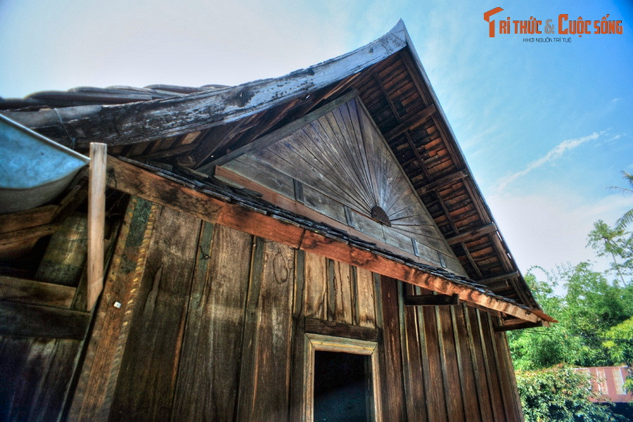 Theo thư tịch cổ, ngôi nhà sàn được khởi công vào năm 1883 dưới sự giám sát của nghệ nhân người Lào Khavivôngsao. Vừa trực tiếp chỉ huy thi công, vừa làm “tổng thầu”, ông đã đích thân chọn ra 14 thợ chính có tay nghề cao và hơn 10 thợ phụ để giúp việc.