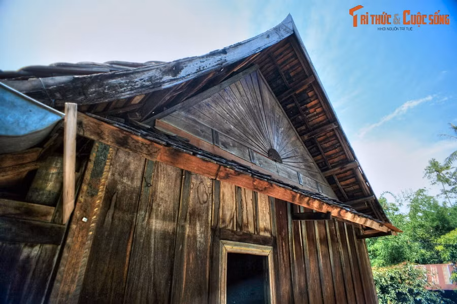 Theo thư tịch cổ, ngôi nhà sàn được khởi công vào năm 1883 dưới sự giám sát của nghệ nhân người Lào Khavivôngsao. Vừa trực tiếp chỉ huy thi công, vừa làm “tổng thầu”, ông đã đích thân chọn ra 14 thợ chính có tay nghề cao và hơn 10 thợ phụ để giúp việc.