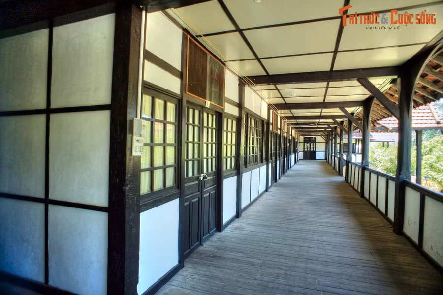 Tòa Giám mục Kon Tum đóng cửa vào ngày thứ 3, các ngày còn lại trong tuần mở cửa đón khách tham quan. Du khách ghé thăm Tòa Giám mục cần giữ gìn sự yên lặng và tuân thủ các nội quy ở nơi đây.