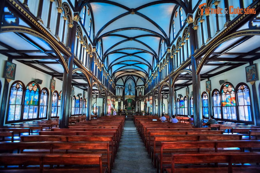 Để xây dựng nhà thờ, các linh mục người Pháp đã huy động nhiều nghệ nhân người Kinh từ các làng nghề ở Bình Định, Quảng Nam và cả các tỉnh miền Bắc.