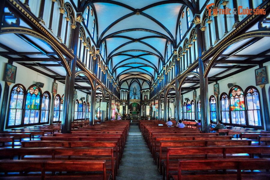 Để xây dựng nhà thờ, các linh mục người Pháp đã huy động nhiều nghệ nhân người Kinh từ các làng nghề ở Bình Định, Quảng Nam và cả các tỉnh miền Bắc.