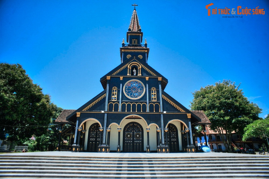 Đây là một công trình tôn giáo có kiến trúc rất đặc biệt, được xây dựng hoàn toàn bằng phương pháp thủ công với chất liệu chủ yếu là gỗ, trong đó nhiều nhất là gỗ cà chít.