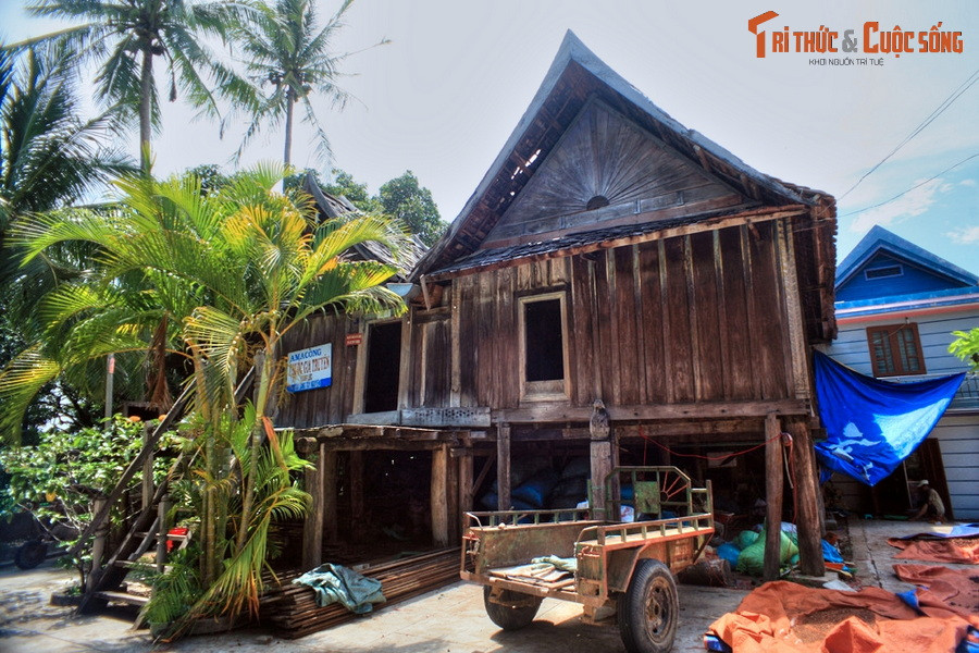 3. Tọa lạc ở buôn Đôn (Đắk Lắk), mảnh đất huyền thoại của nghề săn bắt và thuần dưỡng voi ở Tây Nguyên, nhà sàn cổ của vua voi là nơi ở của vua voi Khun Yu Nốp (1828 - 1938) và cháu ngoại là vua voi Ama Kông (1910 - 2012) trong thời kỳ hoàng kim của nghề săn voi.