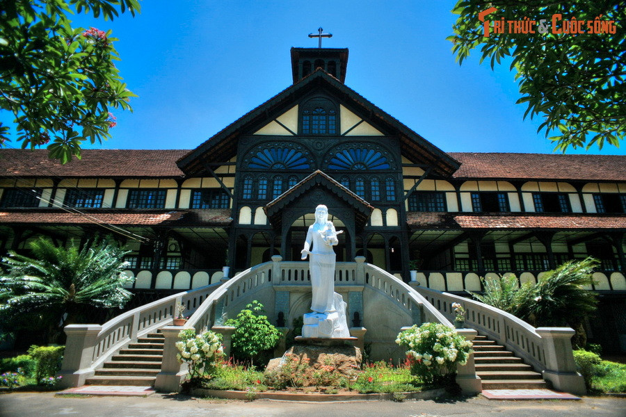 2. Nằm cách nhà thờ Gỗ không xa, Tòa Giám mục Kon Tum cũng là một công trình gỗ độc đáo trứ danh Kon Tum và Tây Nguyên. Được xây dựng vào năm 1935, tòa nhà là sự kết hợp hài hòa giữa lối kiến trúc phương Tây với lối kiến trúc dân tộc bản địa truyền thống.