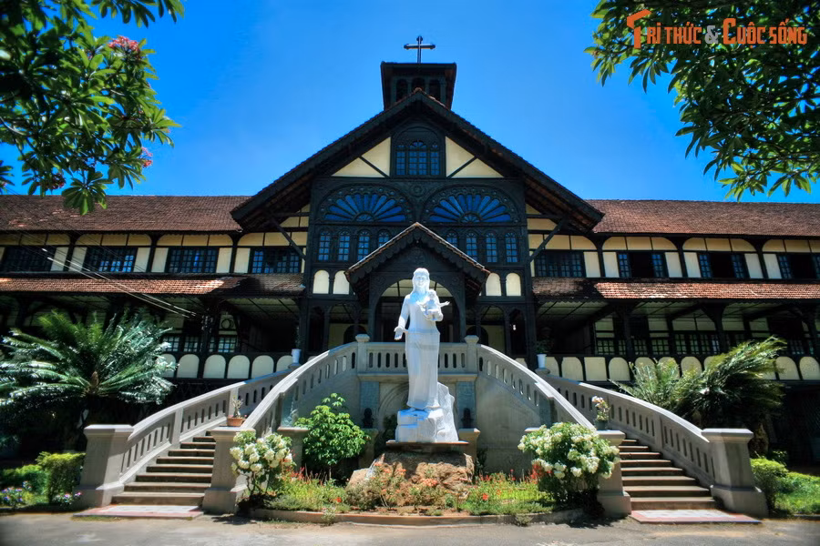 2. Nằm cách nhà thờ Gỗ không xa, Tòa Giám mục Kon Tum cũng là một công trình gỗ độc đáo trứ danh Kon Tum và Tây Nguyên. Được xây dựng vào năm 1935, tòa nhà là sự kết hợp hài hòa giữa lối kiến trúc phương Tây với lối kiến trúc dân tộc bản địa truyền thống.