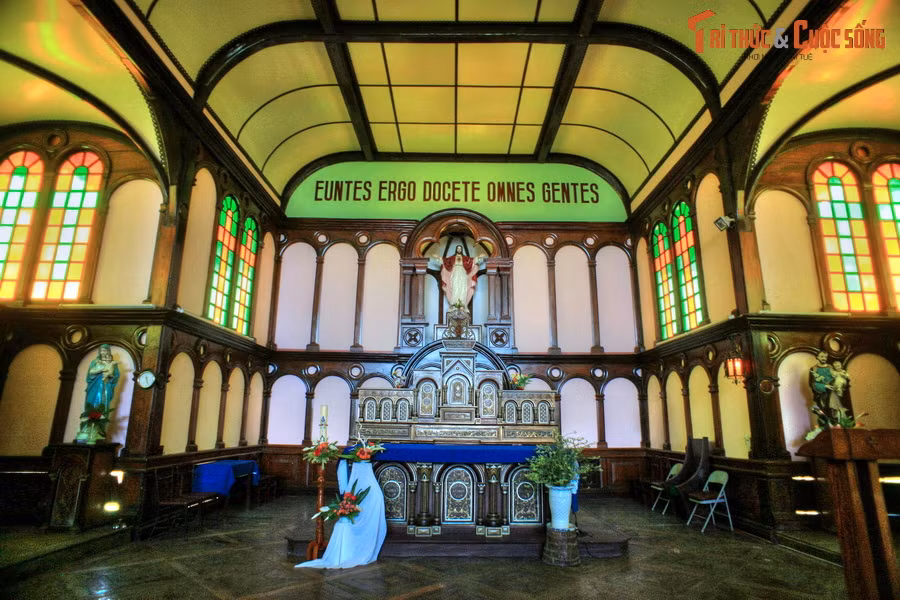 Các chi tiết nội thất bên trong Tòa Giám mục Kon Tum cũng làm bằng gỗ. Những khu vực đáng chú ý là phòng truyền thống - nơi trưng bày các hiện vật của đồng bào dân tộc Tây Nguyên gắn với quá trình truyền đạo từ năm 1848 đến nay, và một nhà nguyện có không gian rất đẹp.