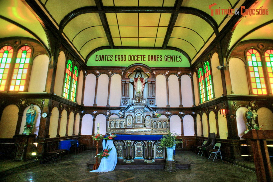 Các chi tiết nội thất bên trong Tòa Giám mục Kon Tum cũng làm bằng gỗ. Những khu vực đáng chú ý là phòng truyền thống - nơi trưng bày các hiện vật của đồng bào dân tộc Tây Nguyên gắn với quá trình truyền đạo từ năm 1848 đến nay, và một nhà nguyện có không gian rất đẹp.