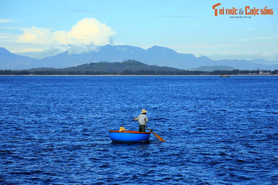 Vùng biển Bình Châu, ngoài khơi xã Bình Châu, huyện Bình Sơn, nơi phát hiện ra con tàu cổ Bình Châu nổi tiếng.