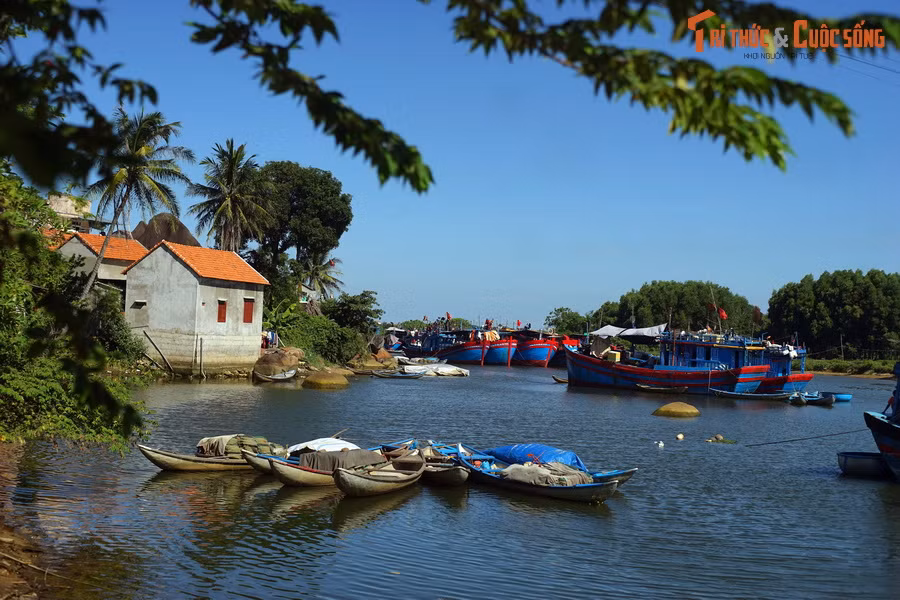 Bức tranh phong cảnh hữu tình trên sông Phú Thọ, xã Nghĩa Phú, thành phố Quảng Ngãi.