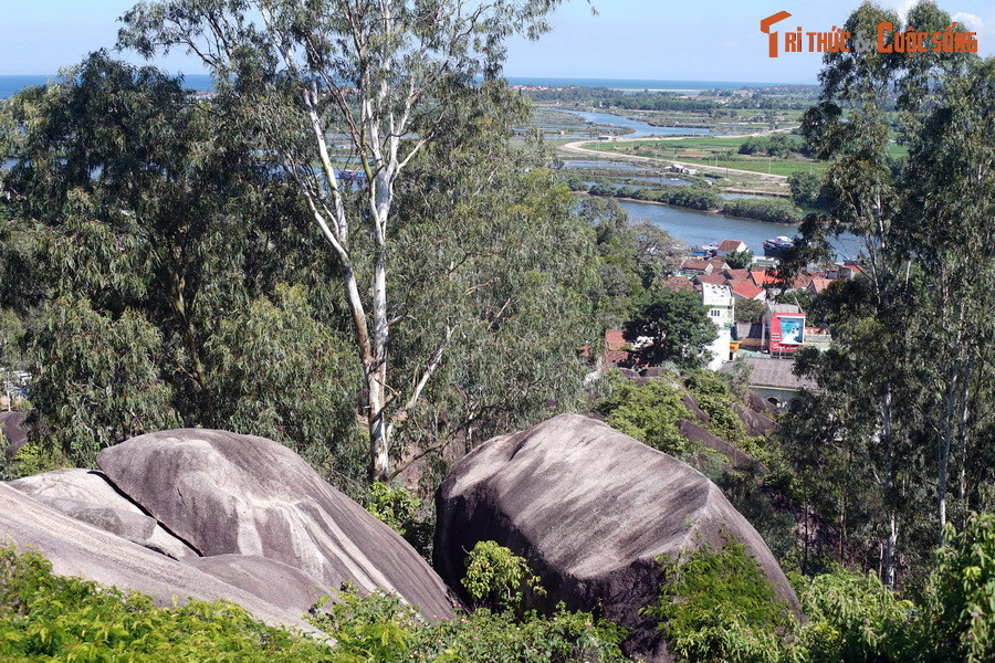 Cảnh quan trên núi Phú Thọ, danh thắng nằm ở xã Nghĩa Phú, nằm bên sông Phú Thọ và sông Trà Khúc.