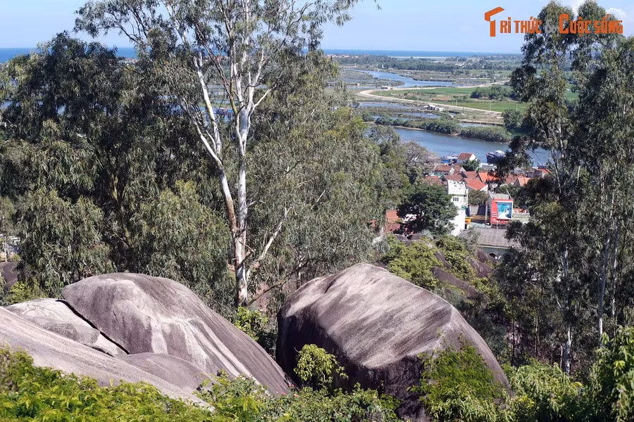 Cảnh quan trên núi Phú Thọ, danh thắng nằm ở xã Nghĩa Phú, nằm bên sông Phú Thọ và sông Trà Khúc.