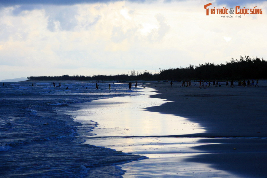 Buổi chiều trên bãi biển Mỹ Khê, xã Tịnh Khê, thành phố Quảng Ngãi.