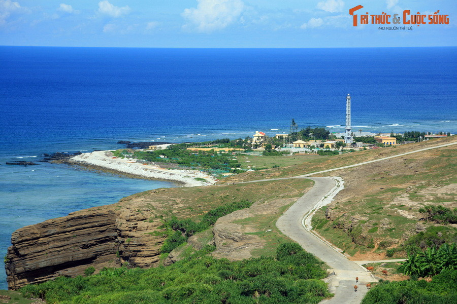 Một góc huyện đảo Lý Sơn nhìn từ núi Thới Lới, ngọn núi lớn nhất trên đảo.