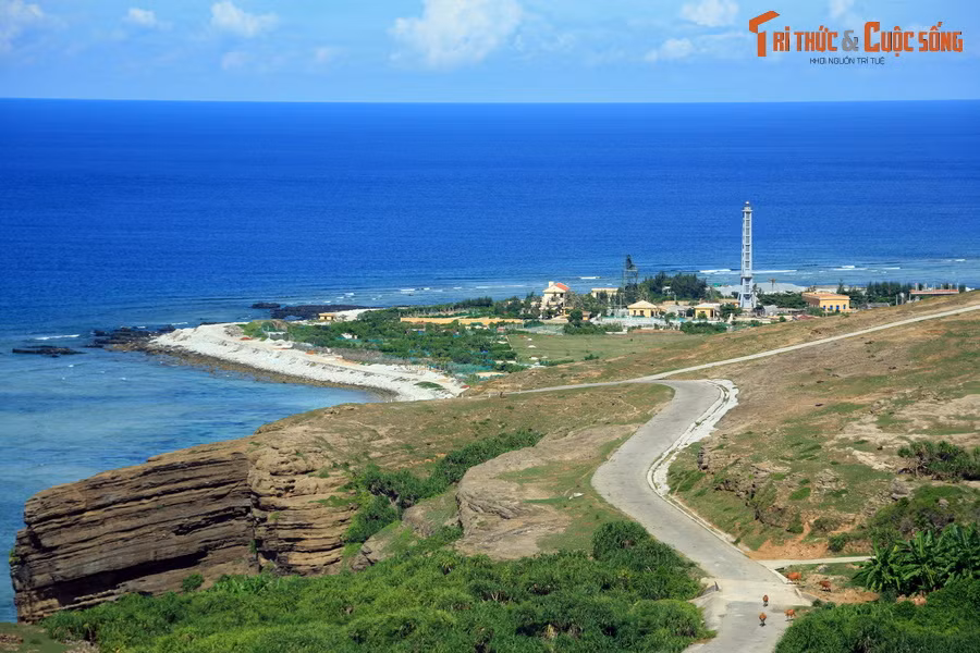 Một góc huyện đảo Lý Sơn nhìn từ núi Thới Lới, ngọn núi lớn nhất trên đảo.