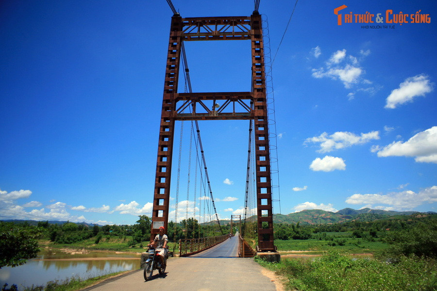 Cầu treo Kon Klor, cây cầu treo hùng vĩ nhất Tây Nguyên, nằm ở ngoại vi thành phố Kon Tum, tỉnh Kon Tum.