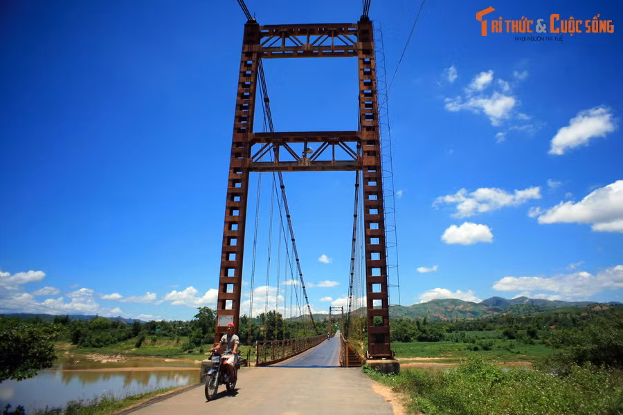 Cầu treo Kon Klor, cây cầu treo hùng vĩ nhất Tây Nguyên, nằm ở ngoại vi thành phố Kon Tum, tỉnh Kon Tum.