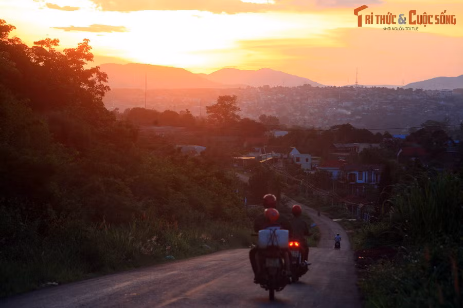 Cảnh hoàng hôn trên Quốc lộ 14, đoạn dẫn vào thị trấn Ea Drăng khi đi từ hướng Pleiku, huyện Ea H'Leo, tỉnh Đắk Lắk.
