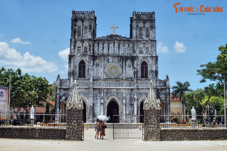 9. Nhà thờ Mằng Lăng. Nằm ở huyện Tuy An, nhà thờ Mằng Lăng là nhà thờ cổ có quy mô bề thế bậc nhất khu vực miền Trung. Công trình được xây dựng từ năm 1892-1907 theo phong cách kiến trúc Gothic. Đây là nơi lưu giữ cuốn sách quốc ngữ cổ nhất Việt Nam, được in năm 1651.