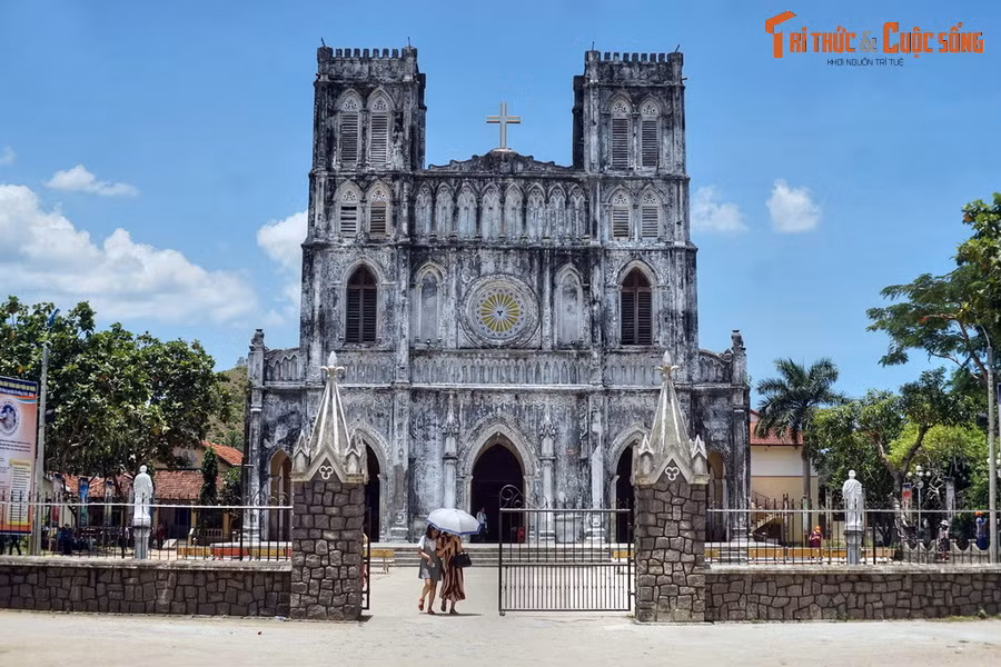  9. Nhà thờ Mằng Lăng. Nằm ở huyện Tuy An, nhà thờ Mằng Lăng là nhà thờ cổ có quy mô bề thế bậc nhất khu vực miền Trung. Công trình được xây dựng từ năm 1892-1907 theo phong cách kiến trúc Gothic. Đây là nơi lưu giữ cuốn sách quốc ngữ cổ nhất Việt Nam, được in năm 1651.