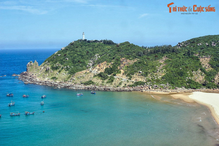  6. Mũi Đại Lãnh. Là một mũi đất nhô ra biển từ một nhánh của dãy núi Đèo Cả, Mũi Đại Lãnh hay Mũi Điện Đây là một trong những nơi đón bình minh đầu tiên trên đất liền của lãnh thổ Việt Nam. Trên mũi đất có ngọn hải đăng xa nhất về phía Đông trên đất liền của Việt Nam.