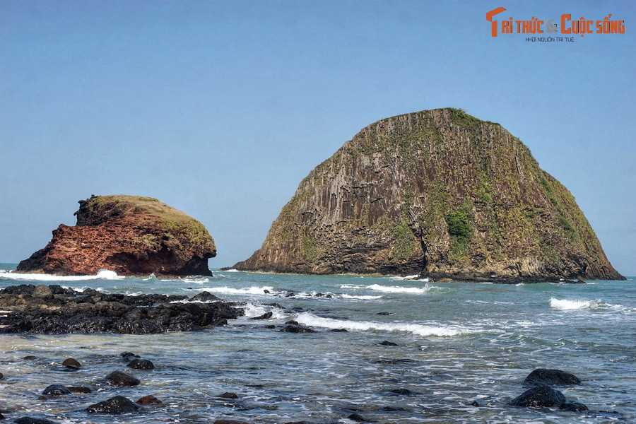  10. Gành Yến. Nằm ở vùng ven biển của huyện Tuy An, Gành Yến gồm hai đảo đá hình thù độc đáo nhô lên giữa mặt biển xanh ngắt. Vùng biển ở khu vực này vẫn giữ được sự hoang sơ với nhiều rạn san hô cùng quần thể sinh vật biển phong phú.