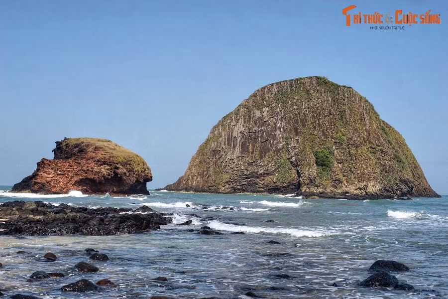  10. Gành Yến. Nằm ở vùng ven biển của huyện Tuy An, Gành Yến gồm hai đảo đá hình thù độc đáo nhô lên giữa mặt biển xanh ngắt. Vùng biển ở khu vực này vẫn giữ được sự hoang sơ với nhiều rạn san hô cùng quần thể sinh vật biển phong phú.