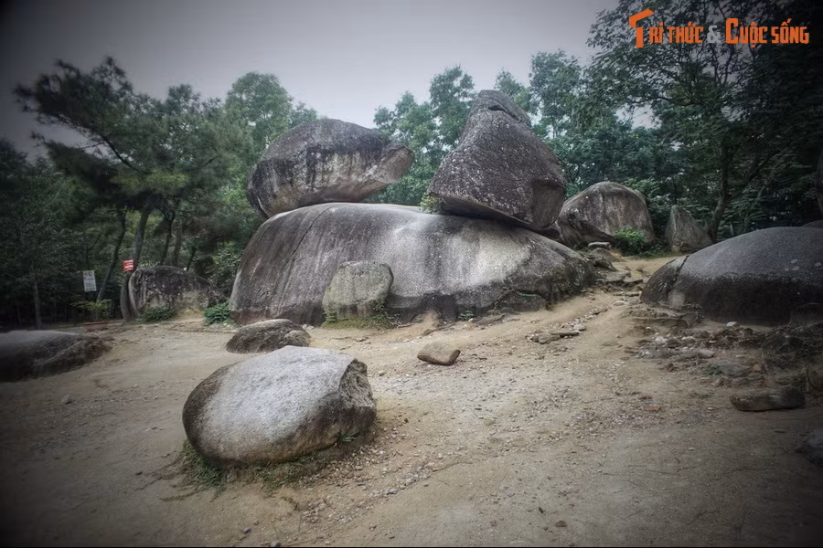 Tiếc thay, đó là một cuộc tình ngắn chẳng tày gang... Ở chốn thiên đình, Ngọc Hoàng Thượng Đế sai chư thần xuống đưa tiên nữ về trời do đã hết hạn đi đày. Nhưng nàng quyết ở lại với người chồng trên trần thế. 