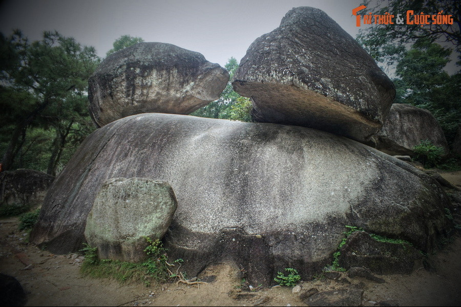 Đây là một cụm gồm ba tảng đá xếp chồng lên nhau, trong đó hai tảng nằm trên được ví như một cặp đôi Trống – Mái. Phía sau hai tảng đá đặc biệt này là truyền thuyết về một mối tình son sắt đã được lưu truyền qua nhiều đời. 