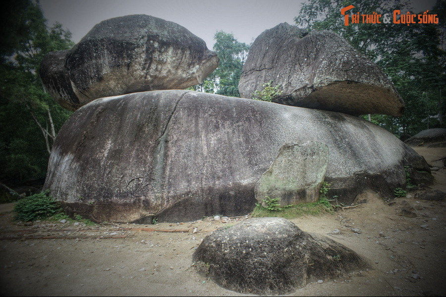 Có thể nói, Hòn Trống Mái chính là biểu tượng của tình yêu đôi lứa thủy chung mà người xưa đã khéo léo gửi gắm vào đất trời, thiên nhiên ở vùng đất này... 