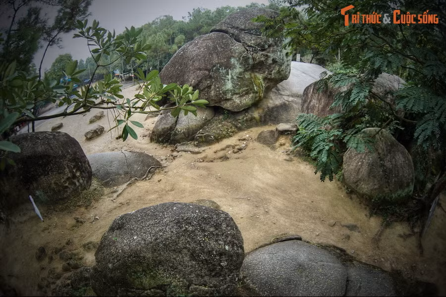 Xung quanh còn thấy nhiều hòn đá nhỏ khác, hình thù giống đàn lợn, con mèo, chiếc mâm, bếp núc… là những vật nuôi, vật dụng của hai người lúc sống bên nhau. 