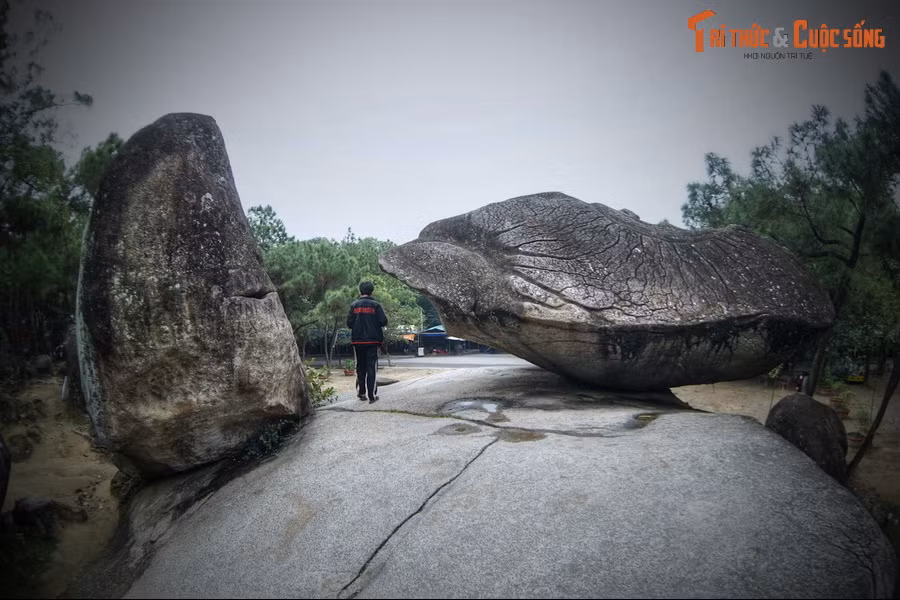 Với tình yêu chung thủy, đôi vợ chồng trẻ đã biến thành đá để được vĩnh viễn bên nhau. Hòn đá lớn là người chồng, hòn đá nhỏ hơn là người vợ, còn gọi là hòn Trống và hòn Mái. 
