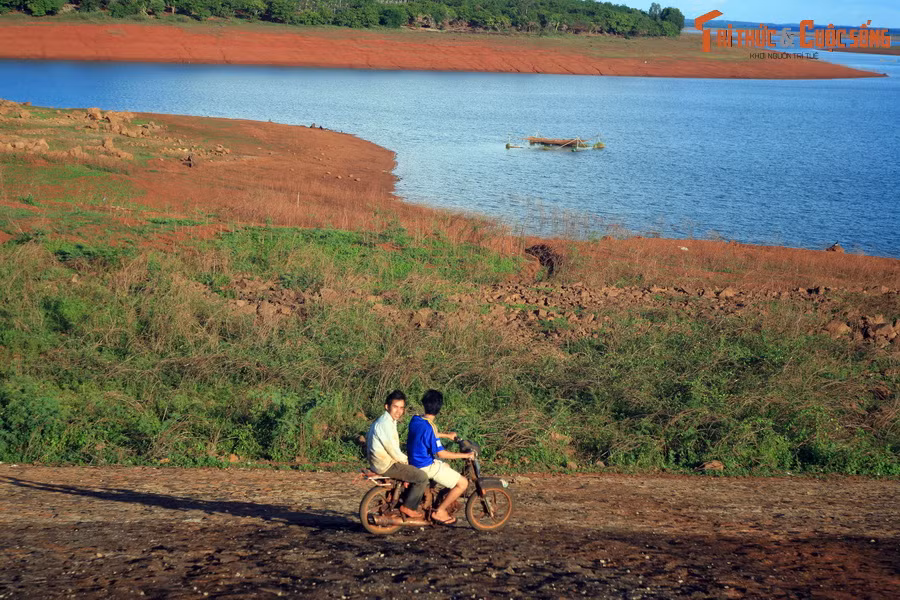 Khi bay, đôi cánh rồng che kín cả bầu trời. Bay đến đâu, rồng phun lửa đến đó làm cho nước sông, nước suối sôi lên sùng sục. Bao sinh linh chết thảm vì nóng. Đời sống của muôn người đứng trước tình thế hiểm nghèo.