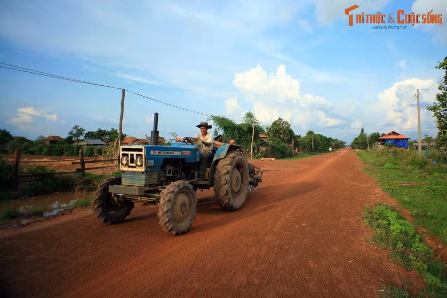 Theo đó, ngày xưa, ở vùng đất ngày nay là Tây Nguyên có một chàng trai rất khỏe. Bằng một tay, chàng có thể nâng một quả núi lớn. Thấy vậy, mọi người đặt tên chàng là Khỏe. Chàng rất hiền, ngày ngày chăm chỉ cày nương, cuốc rẫy, trồng lúa ngô nuôi mẹ.