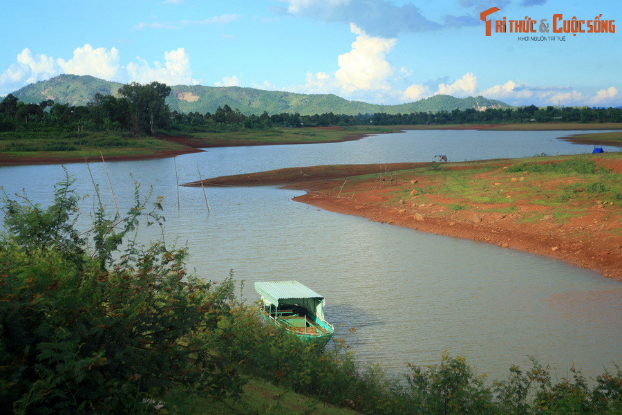 Trên phương diện khoa học, loại đất màu đỏ ở Tây Nguyên được gọi là đất đỏ bazan (hay ba-dan), hình thành từ sự phun trào của núi lửa. Các lớp vật chất trong lòng Trái Đất bị phun lên, sau khi đông nguội và phong hóa thì hình thành nên đất có màu đỏ vàng.