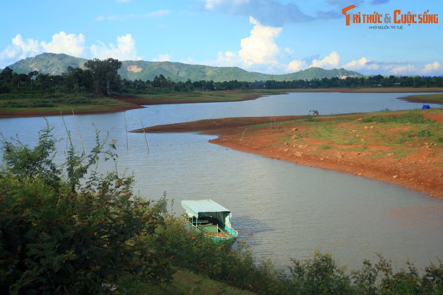 Trên phương diện khoa học, loại đất màu đỏ ở Tây Nguyên được gọi là đất đỏ bazan (hay ba-dan), hình thành từ sự phun trào của núi lửa. Các lớp vật chất trong lòng Trái Đất bị phun lên, sau khi đông nguội và phong hóa thì hình thành nên đất có màu đỏ vàng.
