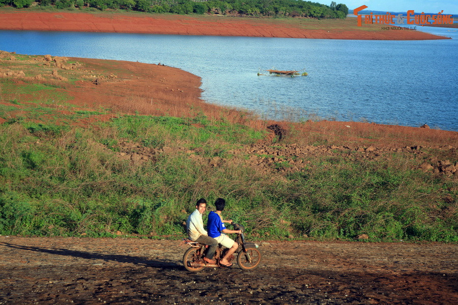 Khi bay, đôi cánh rồng che kín cả bầu trời. Bay đến đâu, rồng phun lửa đến đó làm cho nước sông, nước suối sôi lên sùng sục. Bao sinh linh chết thảm vì nóng. Đời sống của muôn người đứng trước tình thế hiểm nghèo.