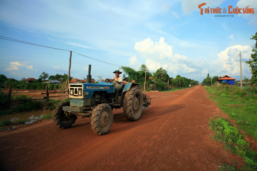 Theo đó, ngày xưa, ở vùng đất ngày nay là Tây Nguyên có một chàng trai rất khỏe. Bằng một tay, chàng có thể nâng một quả núi lớn. Thấy vậy, mọi người đặt tên chàng là Khỏe. Chàng rất hiền, ngày ngày chăm chỉ cày nương, cuốc rẫy, trồng lúa ngô nuôi mẹ.