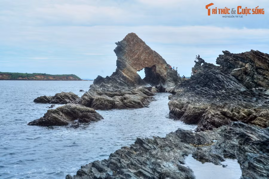 12. Quảng Nam (125 km bờ biển). Địa phương giáp biển: Điện Bàn, Hội An, Duy Xuyên, Thăng Bình, Tam Kỳ, Núi Thành. Ảnh: Bãi đá Bàn Than (huyện Núi Thành).