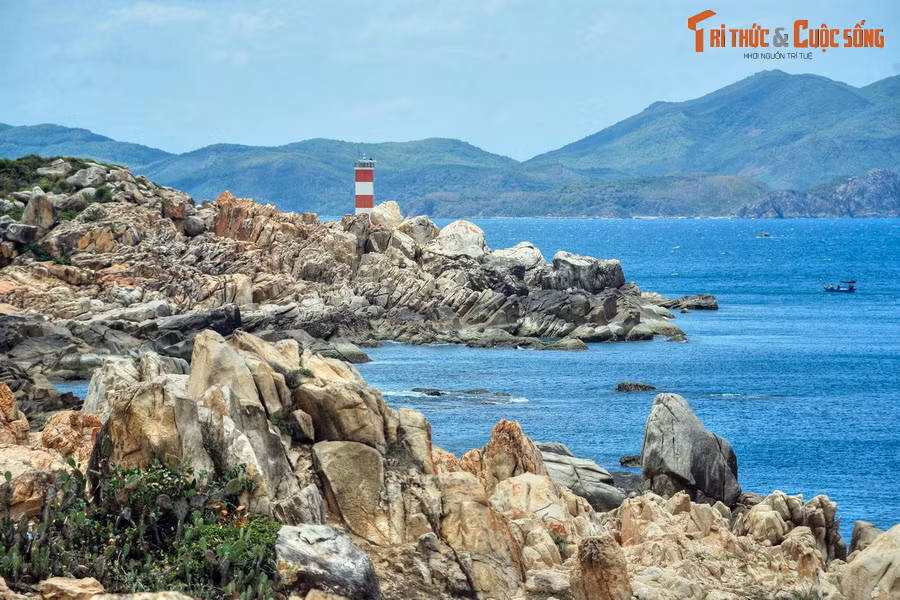  6. Phú Yên (182 km bờ biển). Địa phương giáp biển: Sông Cầu, Tuy An, Tuy Hòa, Đông Hòa. Ảnh: Gành Đèn (huyện Tuy An).