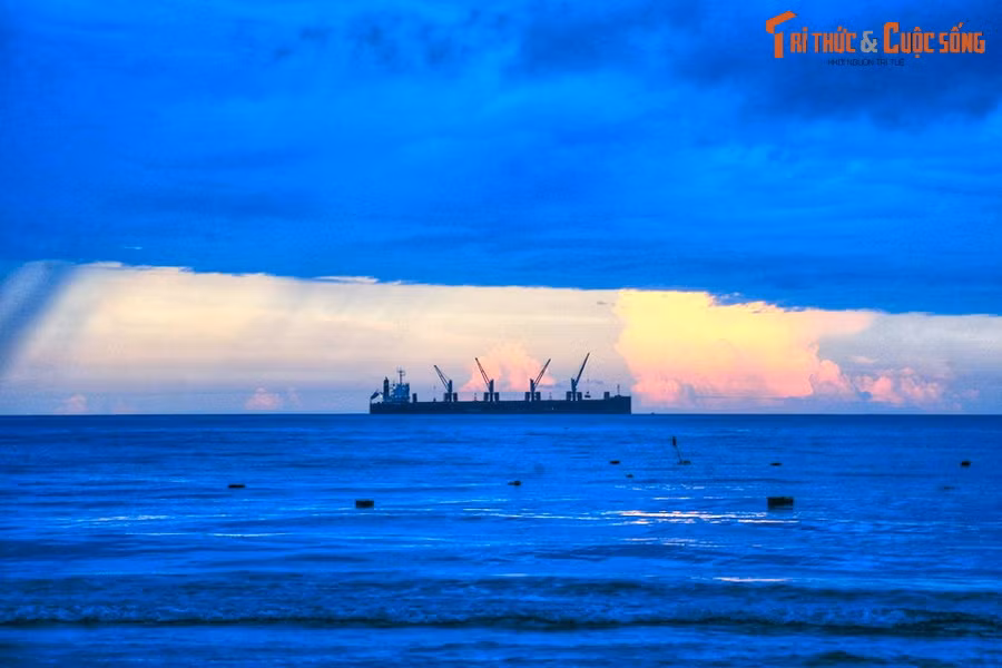 9. Quảng Ngãi (130 km bờ biển). Địa phương giáp biển: Bình Sơn, Quảng Ngãi, Mộ Đức, Đức Phổ, Lý Sơn. Ảnh: Biển Sa huỳnh (huyện Đức Phổ).