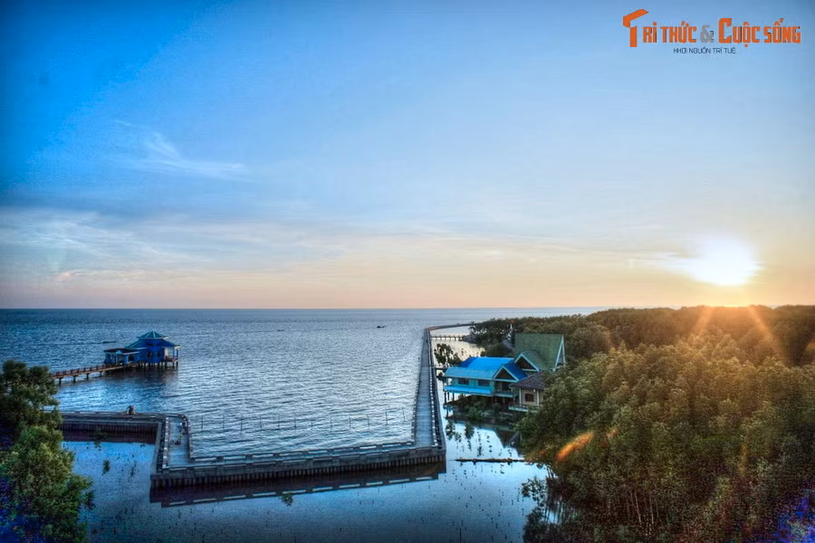 2. Cà Mau (254 km bờ biển). Địa phương giáp biển: Đầm Dơi, Năm Căn, Ngọc Hiển, Phú Tân, Trần Văn Thời, U Minh. Ảnh: Mũi Cà Mau (huyện Ngọc Hiển).