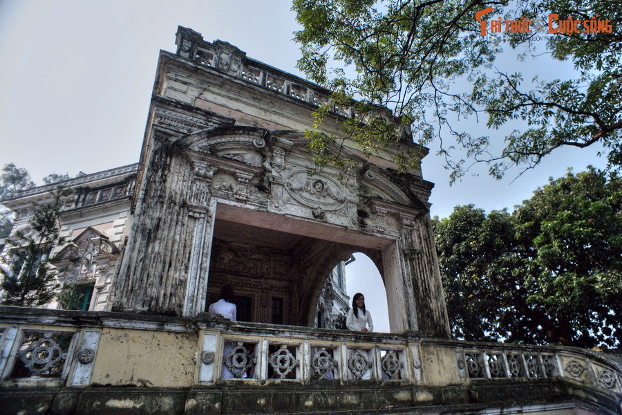 Sau đó công trình bị bỏ không một thời gian khá dài và xuống cấp trầm trọng, đến mức học sinh trong trường Bưởi – Chu Văn An lưu truyền một số câu chuyện ma liên quan đến Nhà Bát Giác.