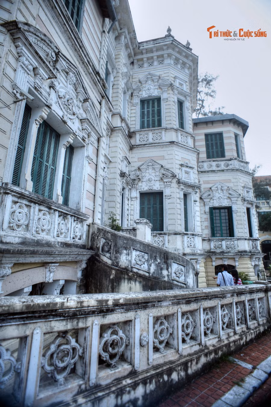 Về tổng thể, tòa nhà mang phong cách kiến trúc Pháp với những họa tiết rất cầu kỳ trên mặt đứng.