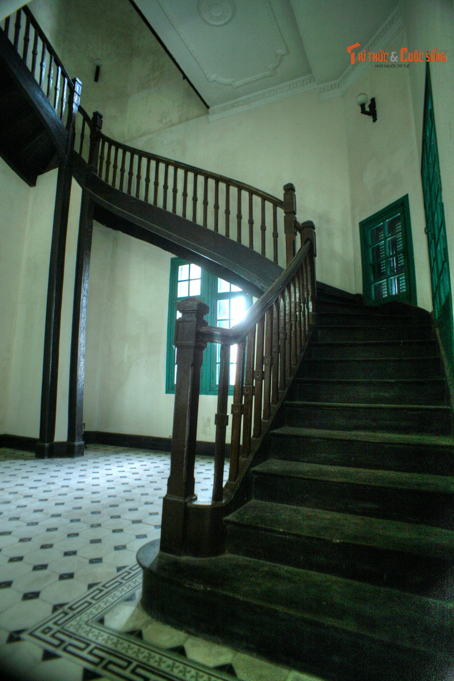 Cầu thang gỗ trên 100 năm tuổi vẫn được giữ nguyên.