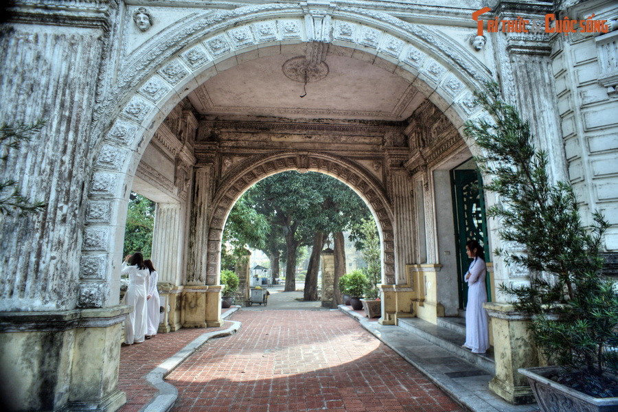 Hai vòm cổng tuyệt đẹp tại đại sảnh của Nhà Bát Giác là địa điểm “check in” quen thuộc của học sinh trong trường.