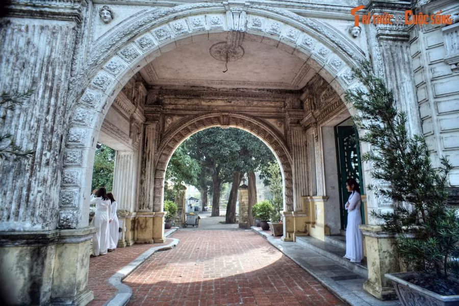 Hai vòm cổng tuyệt đẹp tại đại sảnh của Nhà Bát Giác là địa điểm “check in” quen thuộc của học sinh trong trường.