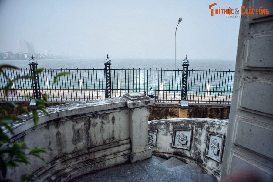 Với vẻ đẹp kiến trúc hiếm có, Nhà Bát Giác trở thành một công trình nổi bật bên bờ hồ Tây mênh mang sóng nước.