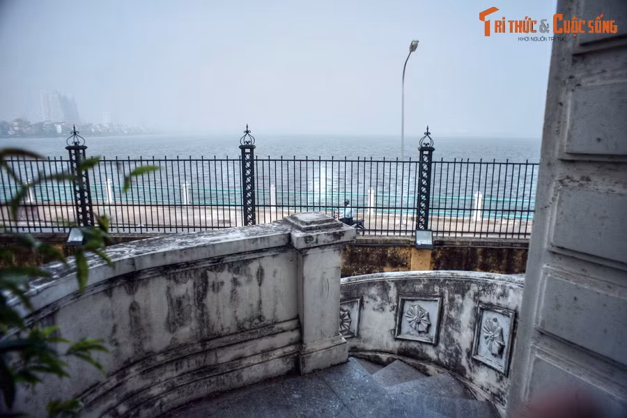 Với vẻ đẹp kiến trúc hiếm có, Nhà Bát Giác trở thành một công trình nổi bật bên bờ hồ Tây mênh mang sóng nước.