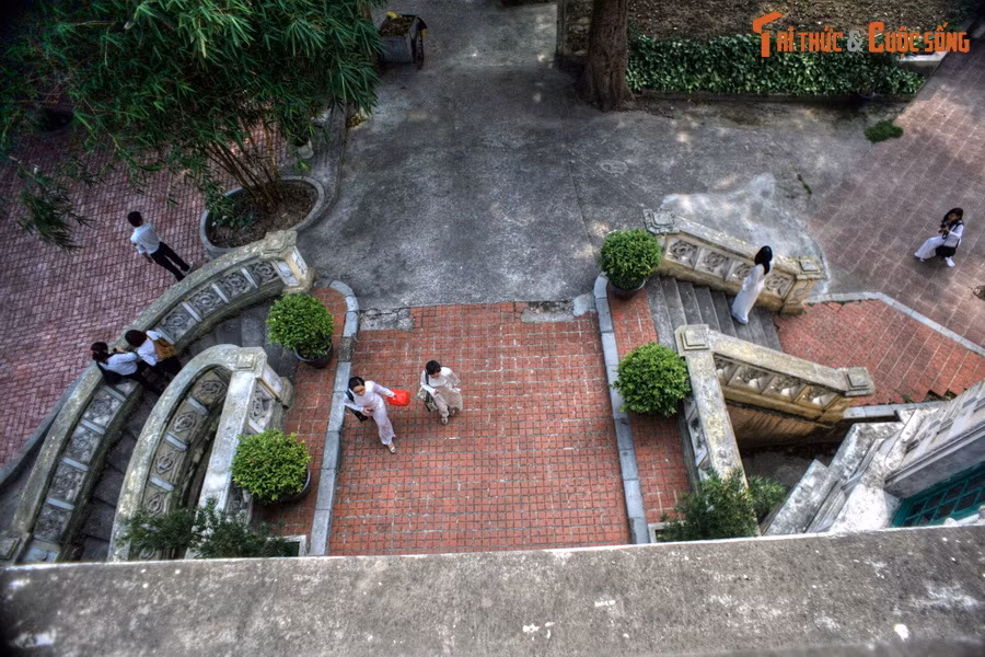 Quanh công trình kiến trúc này là nhiều dãy cầu thang với kiểu dáng khác nhau.